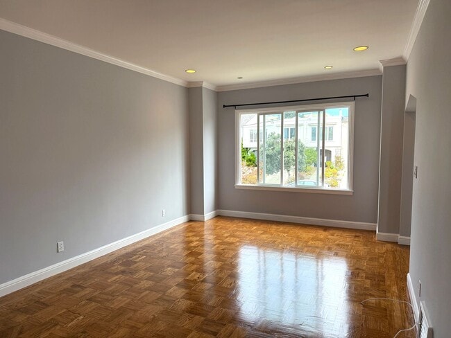 Foto del edificio - UPDATED BRIGHT 1500/ft 3BR/2BR+Bonus+1GR H...