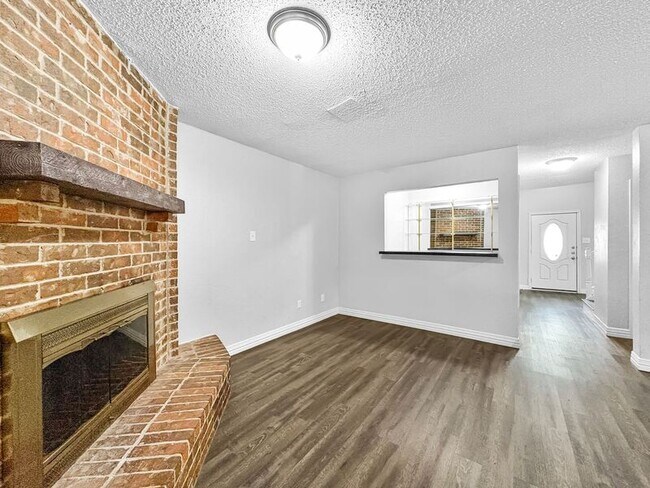 Foto del edificio - 8802 Deerwood Dr