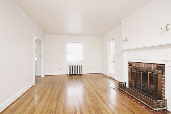 Building Photo - Student-Friendly Home in Desirable Univers...