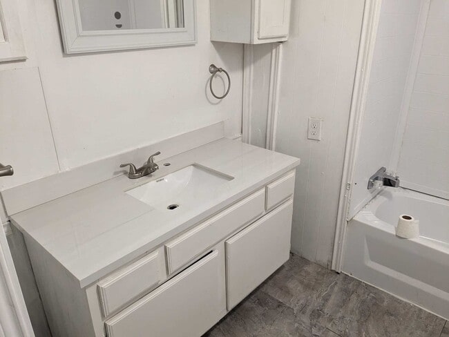 Building Photo - 195 Fernwood Dr