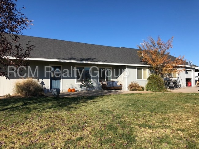 Building Photo - HORSE PROPERTY!
