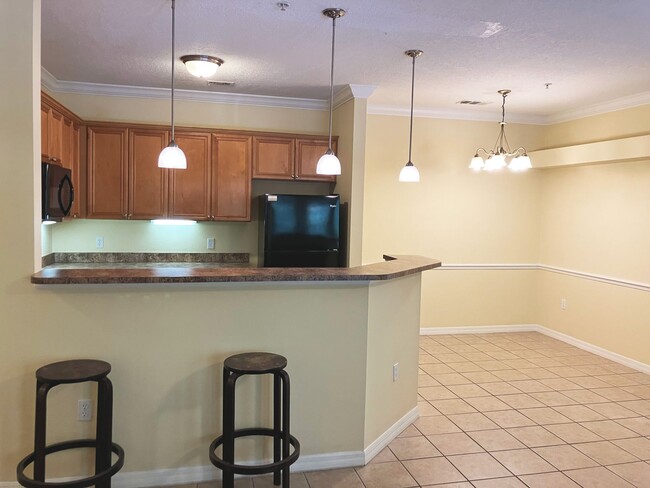 Building Photo - Campus View - Furnished 3 Bedroom, 3 Bathroom Apartment