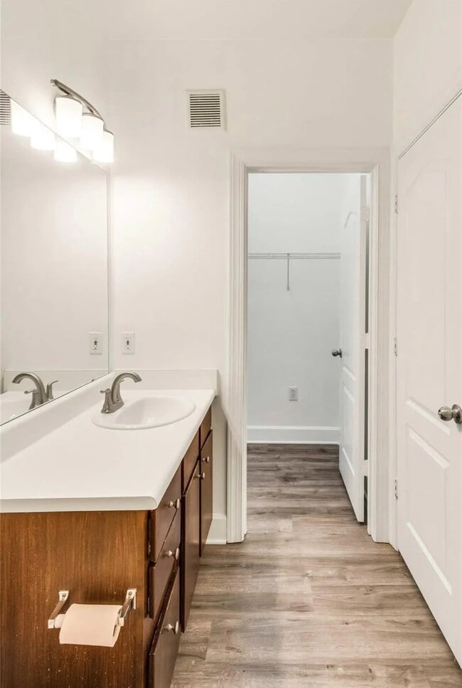 Foto del edificio - Room in Condo on Crossing Pl