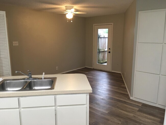 Foto del edificio - 2203 Canterbury Ct