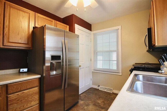 Foto del edificio - Beautiful 2 bed 1 bathroom home in Rock Island!