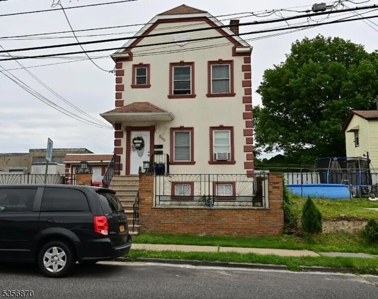 Foto principal - 560 Forest St