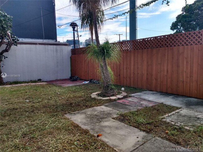 Building Photo - 222 NW 39th St