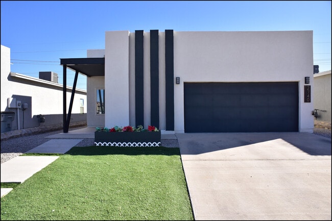 Building Photo - 2740 Tierra Oasis St