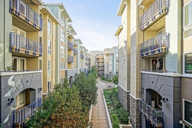 Building Photo - A Cozy Contemporary and Stylish Condo 2BR/...