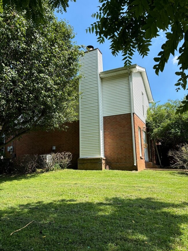 Building Photo - 241 Macfie Dr