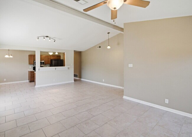 Foto del edificio - Corner-Lot Garden Home with Fireplace and Private Patio