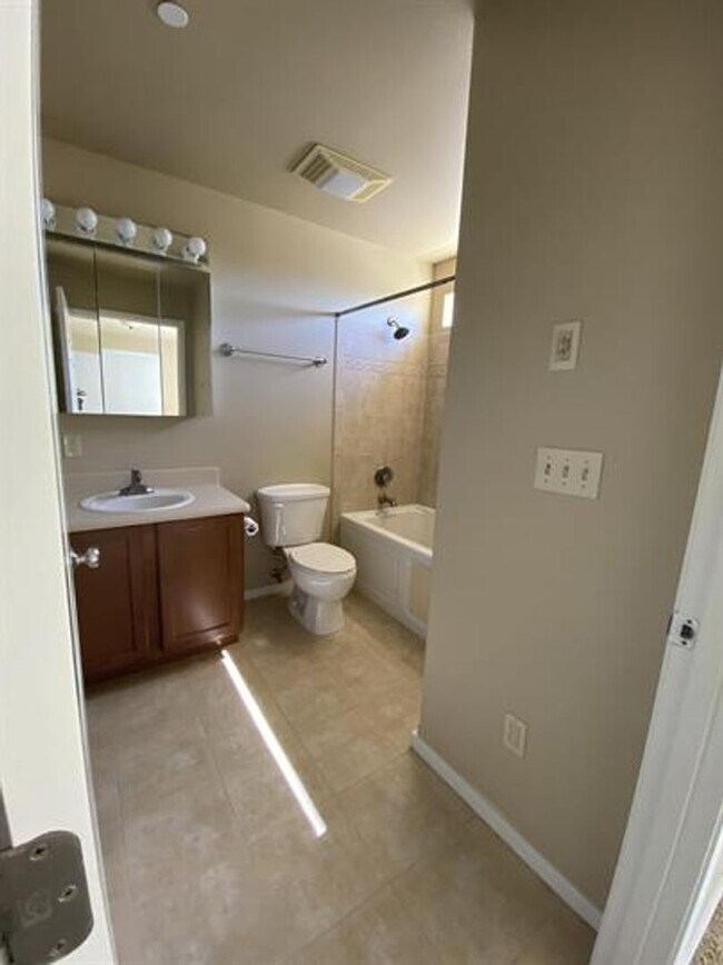 Building Photo - 2 bed, 2 bath condo on the canal