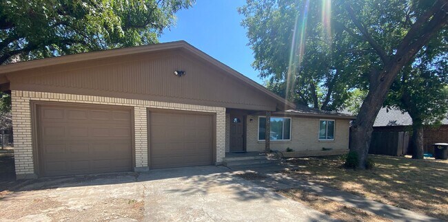 Building Photo - 211 S Nolan River Rd