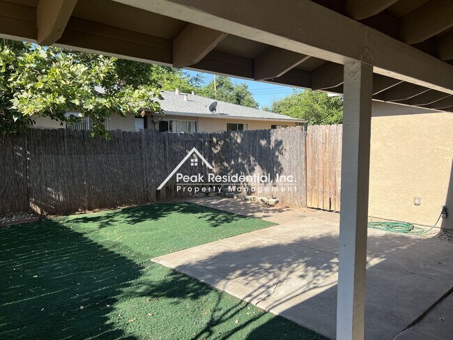 Foto del edificio - Updated Citrus Heights 3bd/1.5ba Duplex