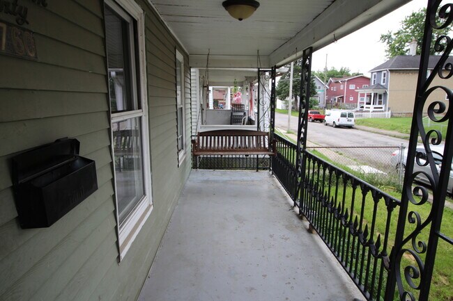 Building Photo - 2 Bed / 2 Bath Single Family Home with Fen...