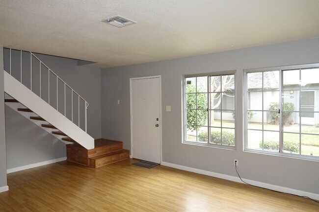 Building Photo - 8627 La Riviera Dr