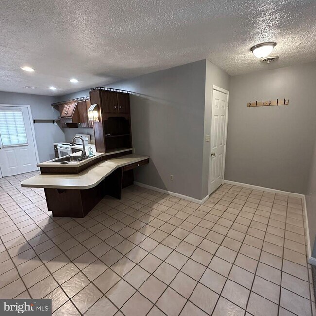 Foto del edificio - 323 Stonegate Ct