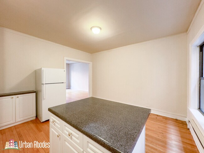 Building Photo - 1305 Oak Ave