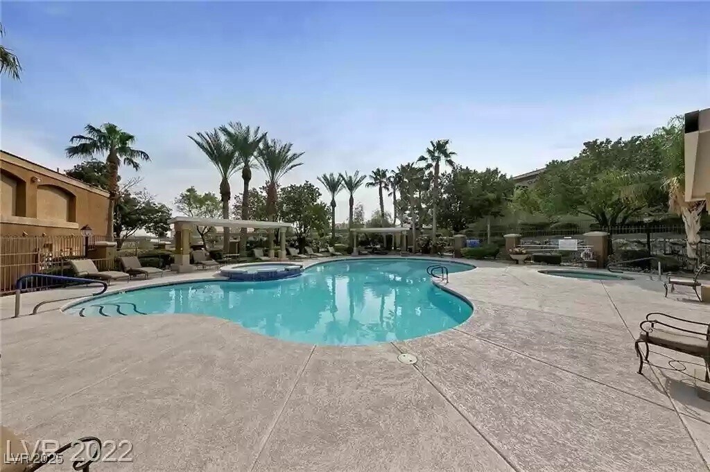 Foto del edificio - 950 Seven Hills Dr