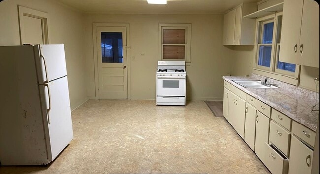 Building Photo - 106 E Gum St