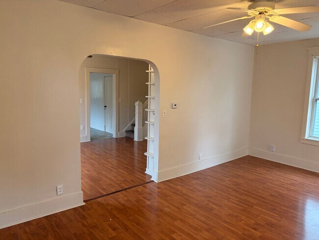 Foto del edificio - 2-Story 4 Bed/2 Bath Home with Basement & W/D