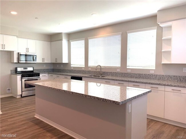 Foto del edificio - 4 br, 3.5 bath Townhome - 1510 W 1st St # 34