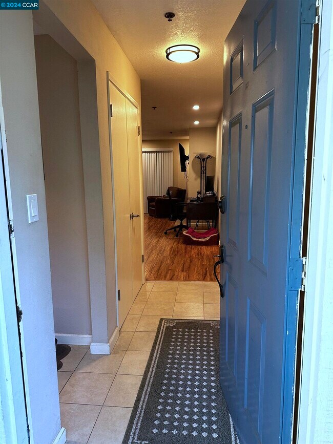 Building Photo - 1352 Las Juntas Way