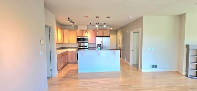 Building Photo - Bright 2BR/2BA Condo Steps from Green Lake $3395