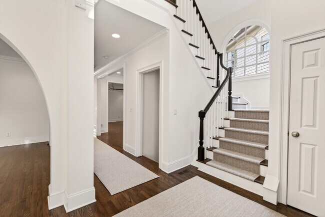 Building Photo - 16 Conifer Cir NE