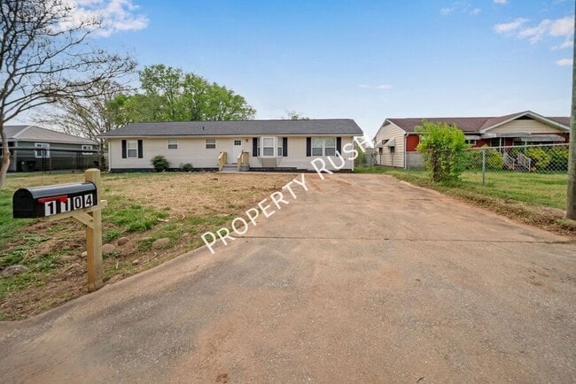 Photo - 1104 Queens Dr House