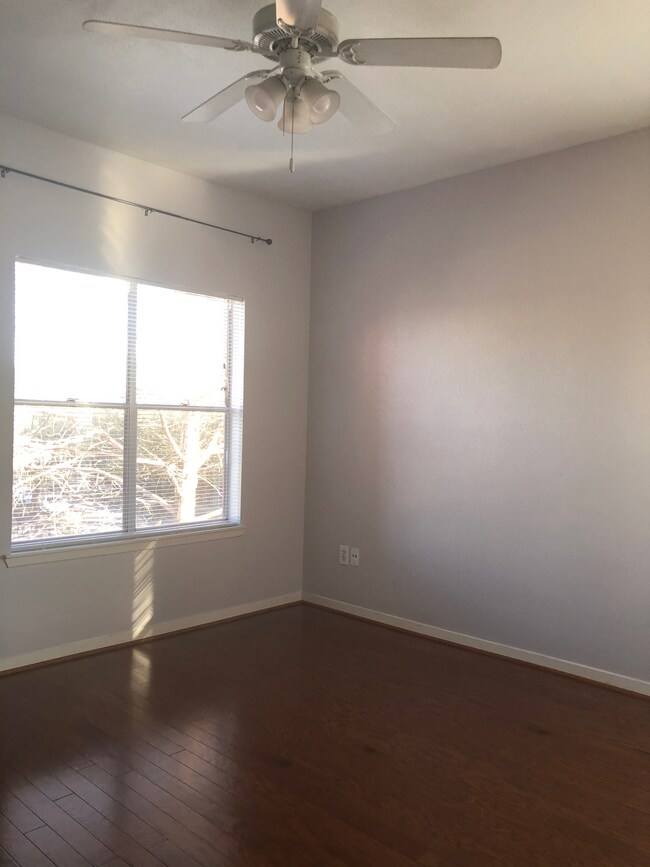 Foto del edificio - 4041 Drake St