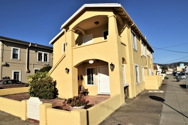 Building Photo - Room For Rent Near MIIS