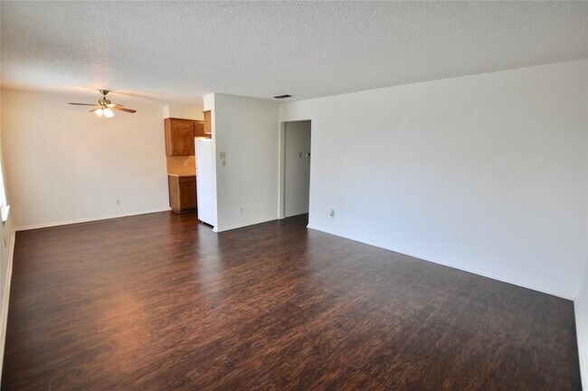Building Photo - 511 W Oak St