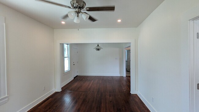 Foto del edificio - 966 E Pulaski St