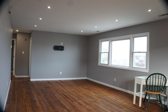 Building Photo - 2115 Hamilton Ave