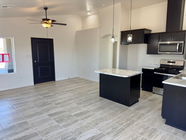 Foto del edificio - Almost New Three Bedroom Two Bath Home