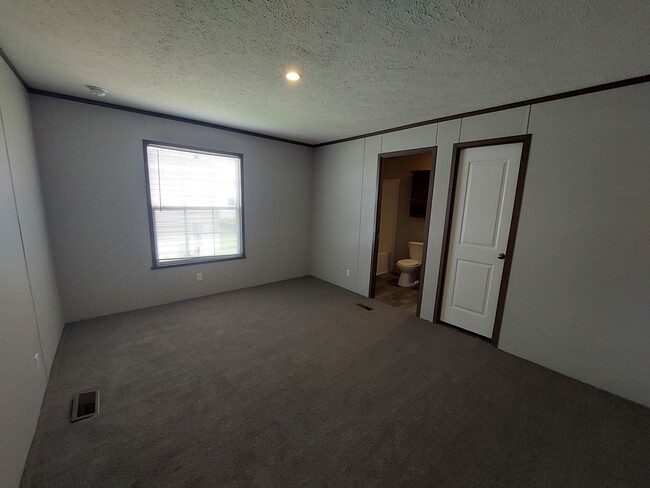 Building Photo - 105 Delta Dawn Dr