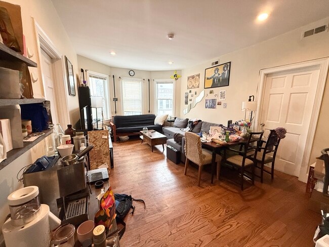 Foto del edificio - 12 Bickford Ave