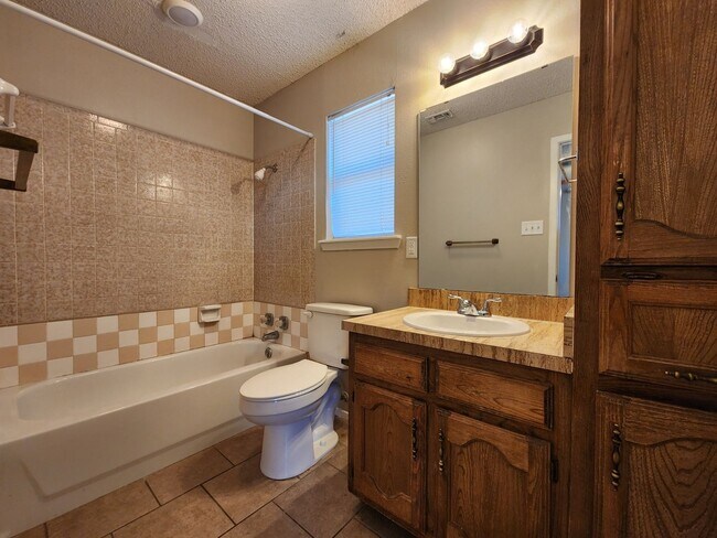 Building Photo - Spacious 3 Bedroom 2 Bath home in PaulAnn ...