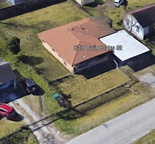 Primary Photo - 610 Twin Oaks St
