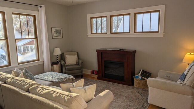 Sala de estar - 1534 Jefferson St NE