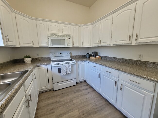 Foto del edificio - 6323 Causeway Rd