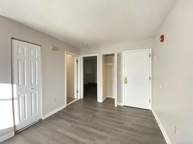 Building Photo - 99 Aspetuck Vlg