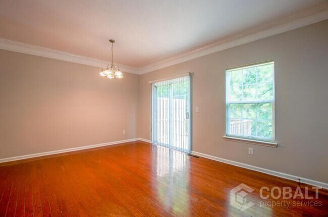 Foto del edificio - 6764 Blackstone Place