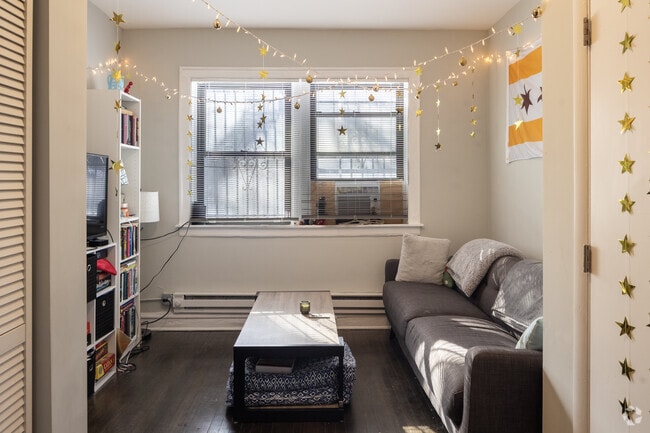 2BR, 1BA - 800SF - Living Room - 924 W Newport Ave