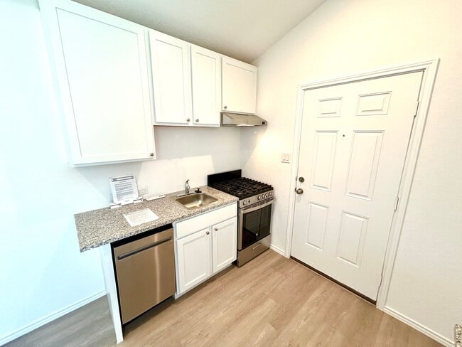 Building Photo - **APPLICATION RECEIVED** Available Now! 1 ...