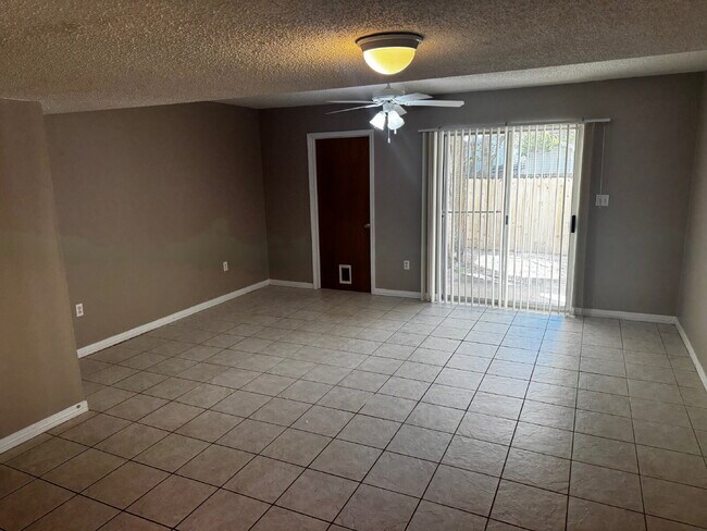 Foto del edificio - "Charming 2-Bedroom Townhouse in Fort Walt...