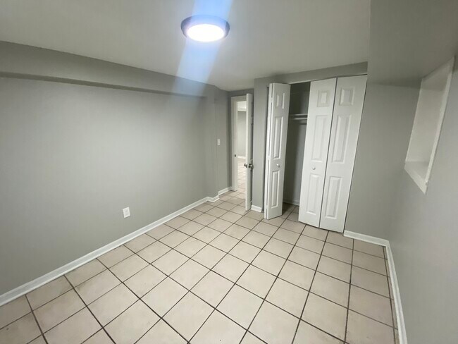 Foto del edificio - 4233 W Potomac Ave