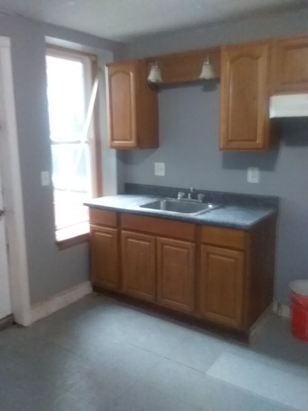 123 Walnut St Unit 2r, Holyoke, MA 01040 Room for Rent in Holyoke, MA