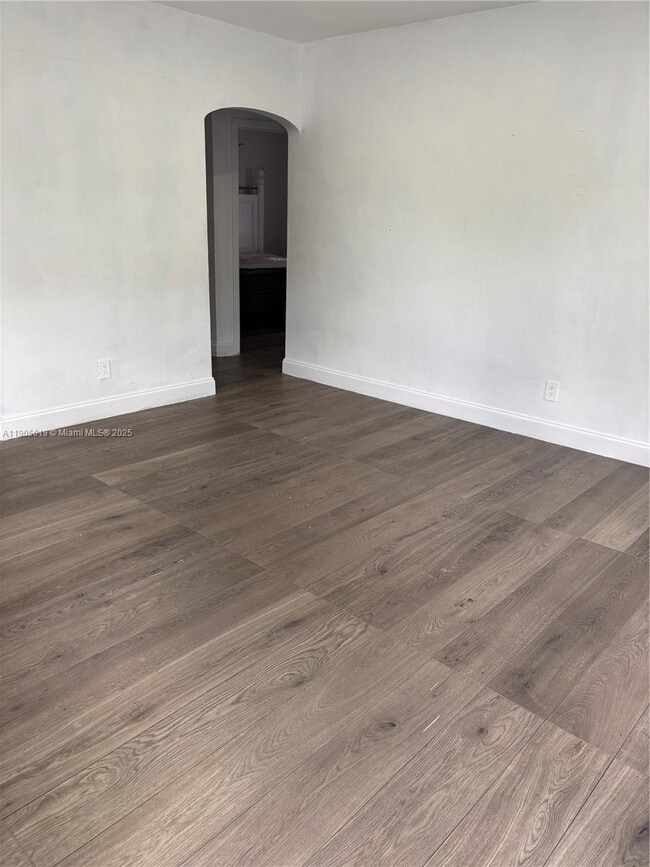 Foto del edificio - 75 E 13th St